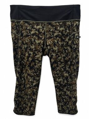 Lululemon knee length legging capris, camo, women’s size 10. Great condition.